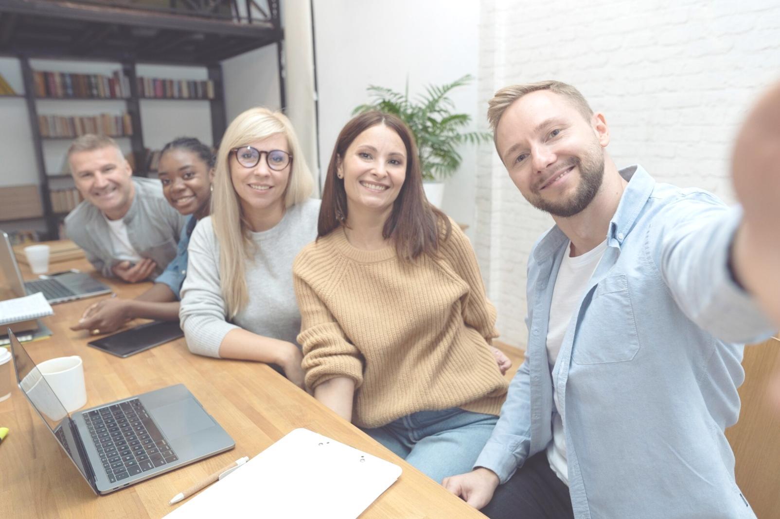 Gruppe von Lernenden in kollaborativer Arbeitsumgebung